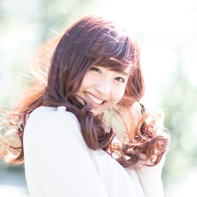 春の陽光に包まれてはしゃぐ彼女のロングヘアーと笑顔の写真