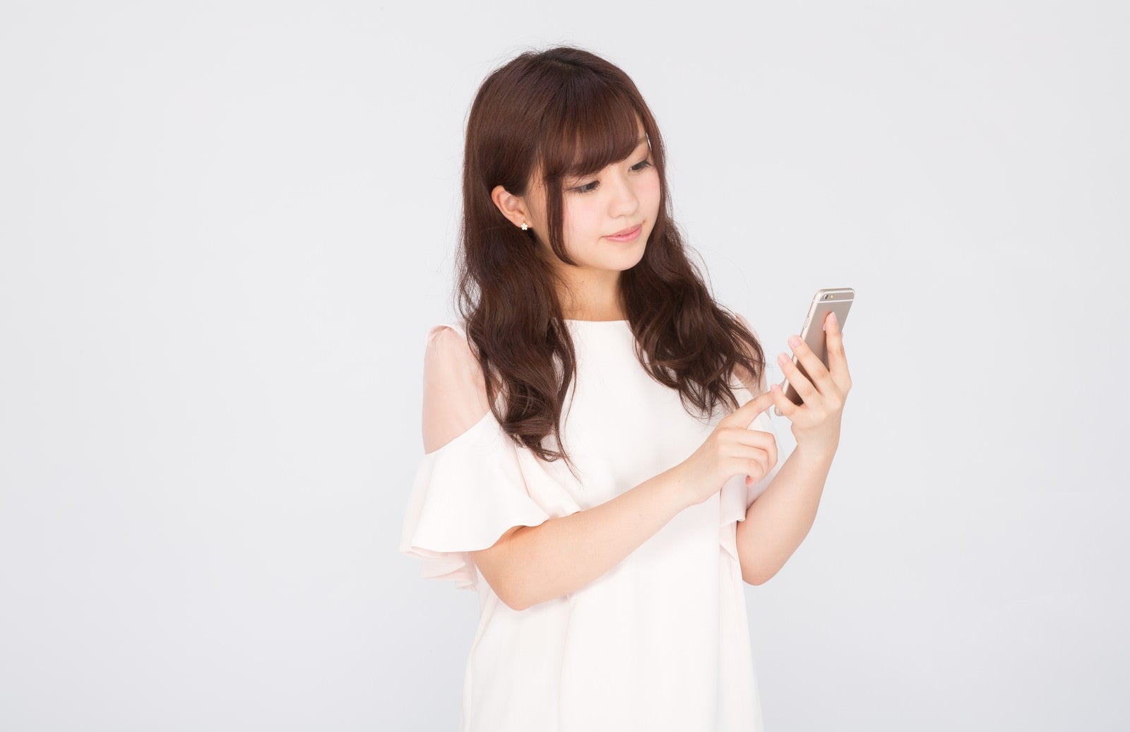 「スマートフォンアプリを使うキラキラ女子」の写真［モデル：河村友歌］
