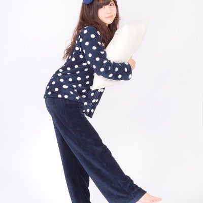 枕を抱えたパジャマ女子の写真