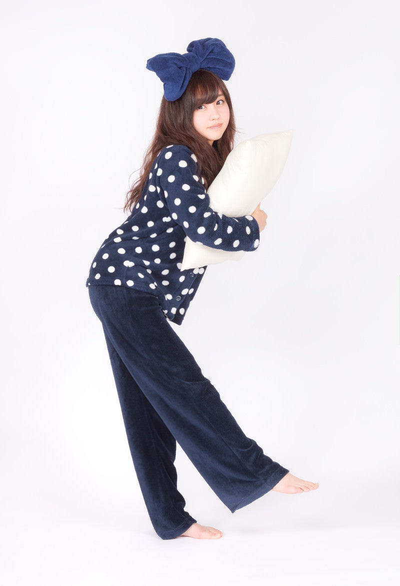 「枕を抱えたパジャマ女子」の写真［モデル：河村友歌］