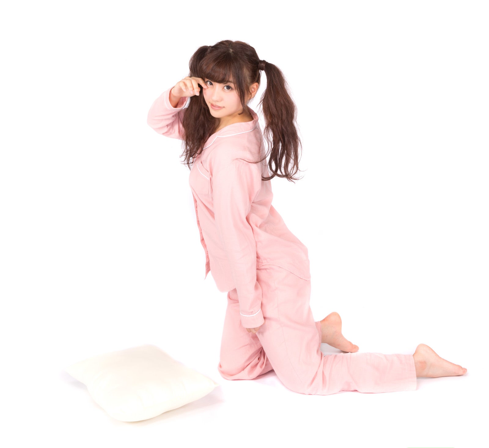 「なかなか寝付けないパジャマツインテール女子」の写真［モデル：河村友歌］