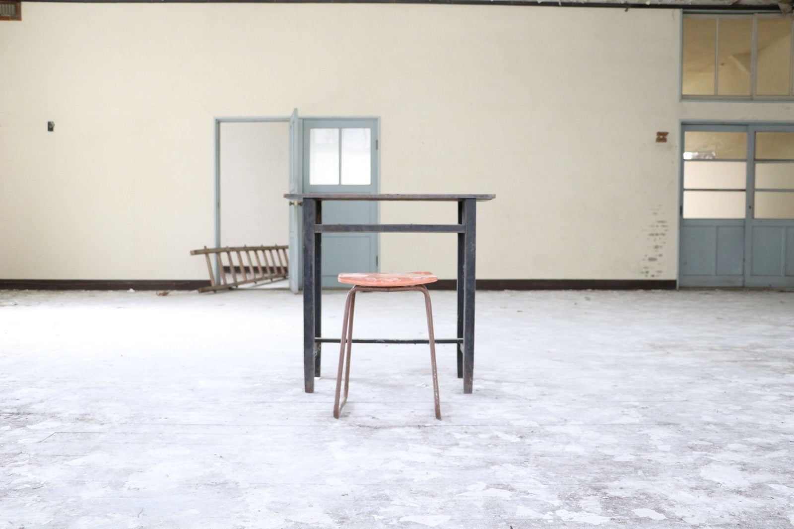 「不自然に取り残された机と椅子」の写真