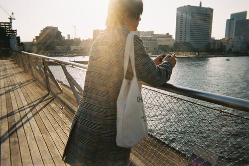 大さん橋で待ち合わせする男性の後ろ姿の写真