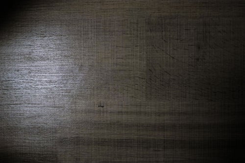 薄汚れた木目のテーブルの写真