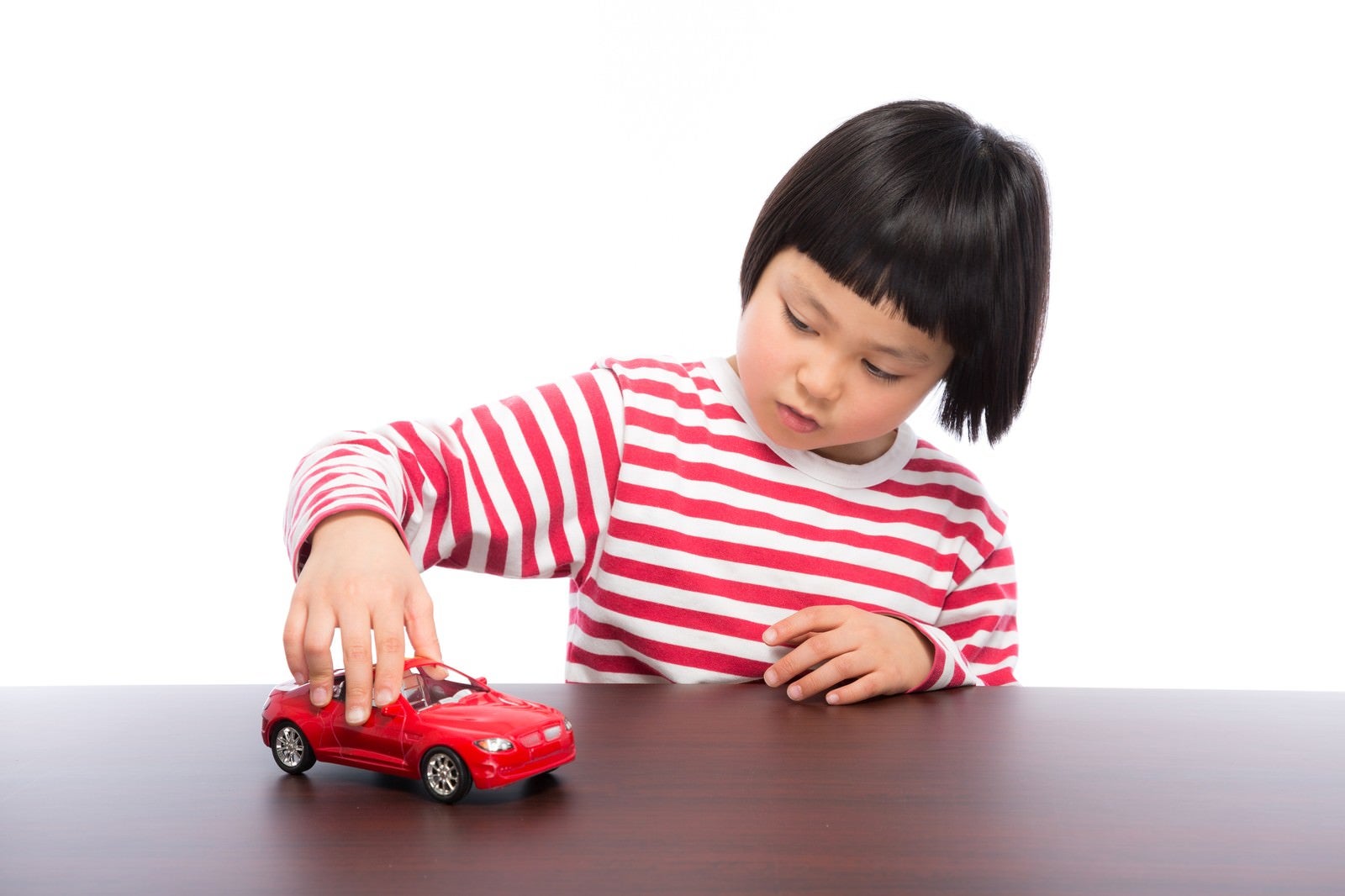 「買ってもらった車のおもちゃでブーン」の写真［モデル：ゆうき］