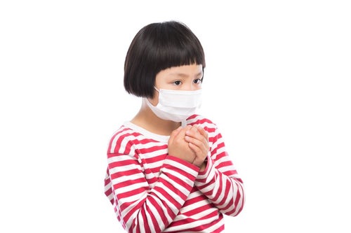 インフルエンザの予防に余念がない小学生の写真