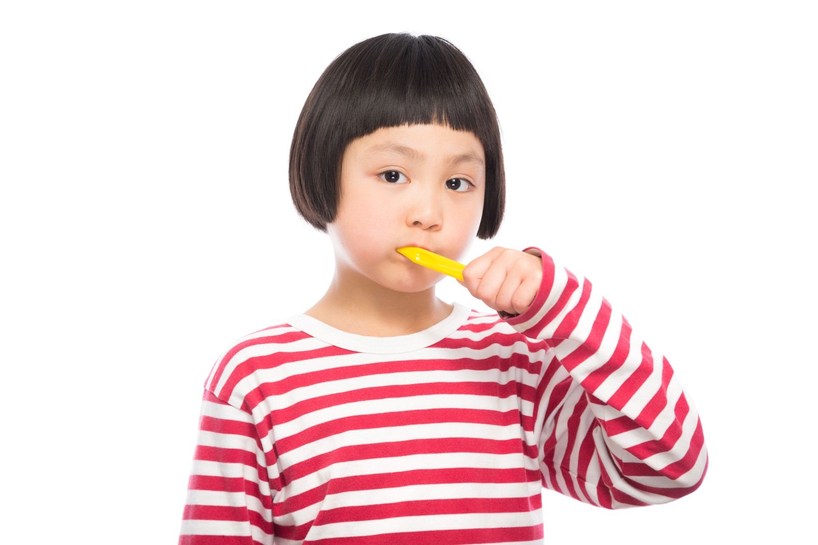 「歯磨きの練習をする女の子」の写真［モデル：ゆうき］