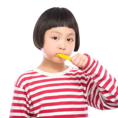 歯磨きの練習をする女の子の写真