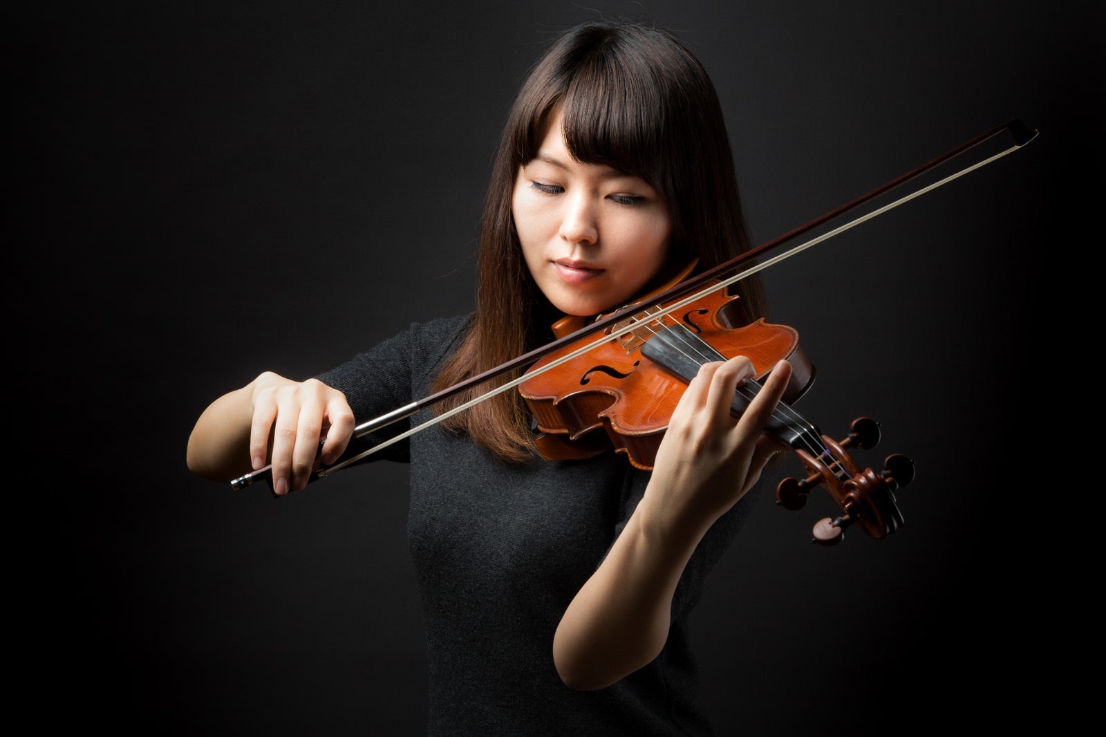 「ヴァイオリン演奏中の女性」の写真［モデル：yukiko］