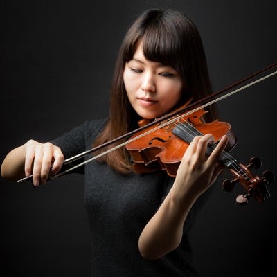 ヴァイオリン演奏中の女性の写真