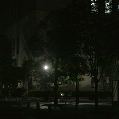 深夜街灯と街並みの写真