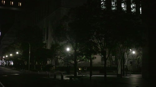 深夜街灯と街並みの写真
