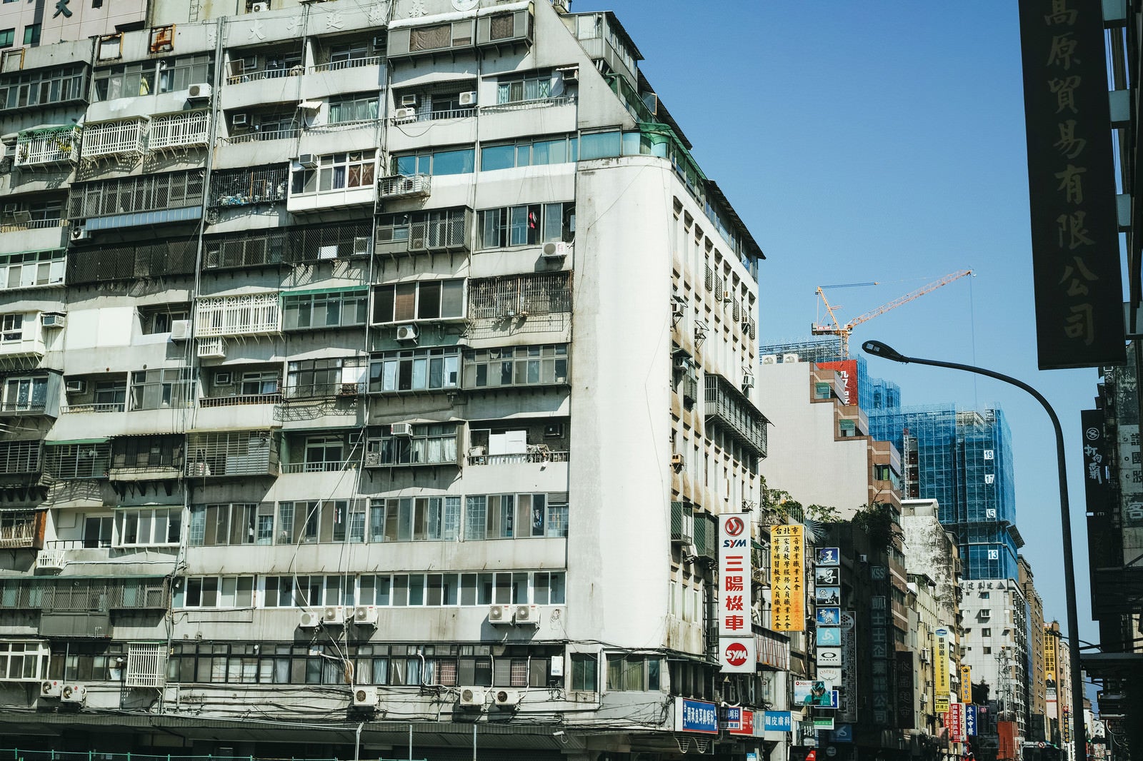 「タイペイの市街地の看板（台湾）」の写真