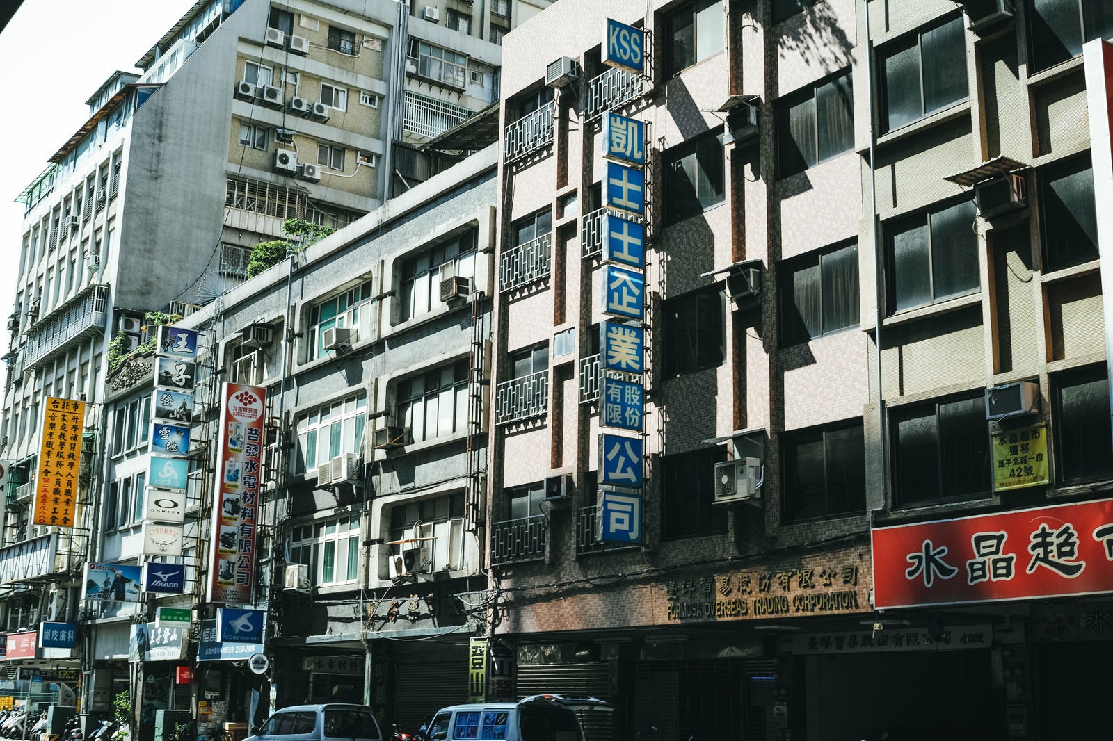「タイペイの商店街看板（台湾）」の写真
