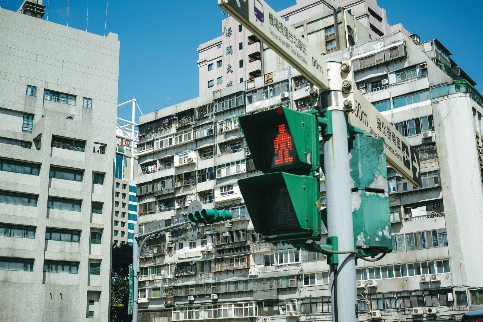 「タイペイの信号機と指導標（台湾）」の写真