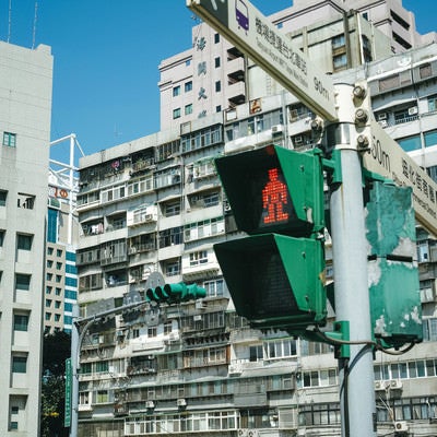 タイペイの信号機と指導標（台湾）の写真