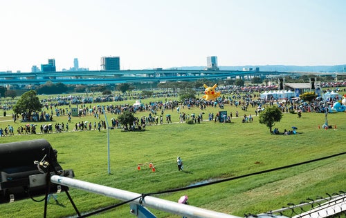 イベント会場に群がる人（新北大都會公園）の写真