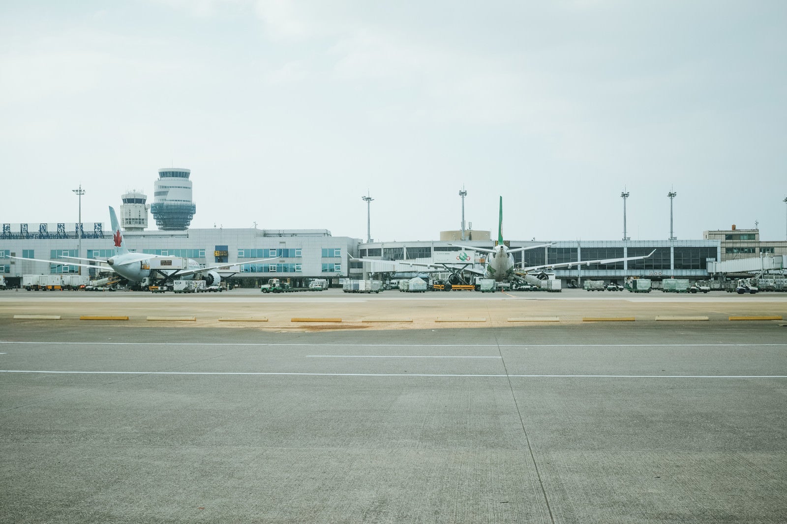 「滑走路から見る飛行機の後姿（台湾桃園国際空港）」の写真