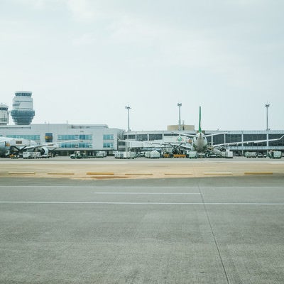 滑走路から見る飛行機の後姿（台湾桃園国際空港）の写真