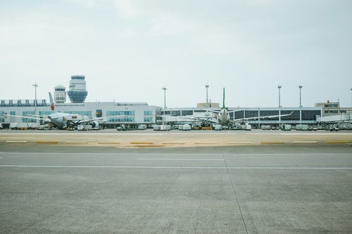 滑走路から見る飛行機の後姿（台湾桃園国際空港）の写真
