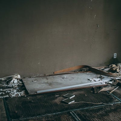 腐りかけの畳と机（廃墟）の写真