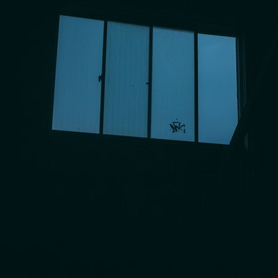 誰もいない夜の窓ガラスの写真