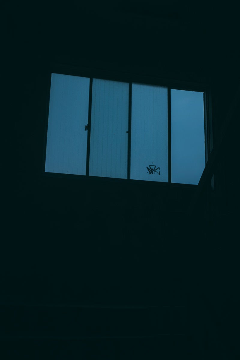 「誰もいない夜の窓ガラス」の写真