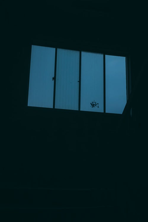 誰もいない夜の窓ガラスの写真