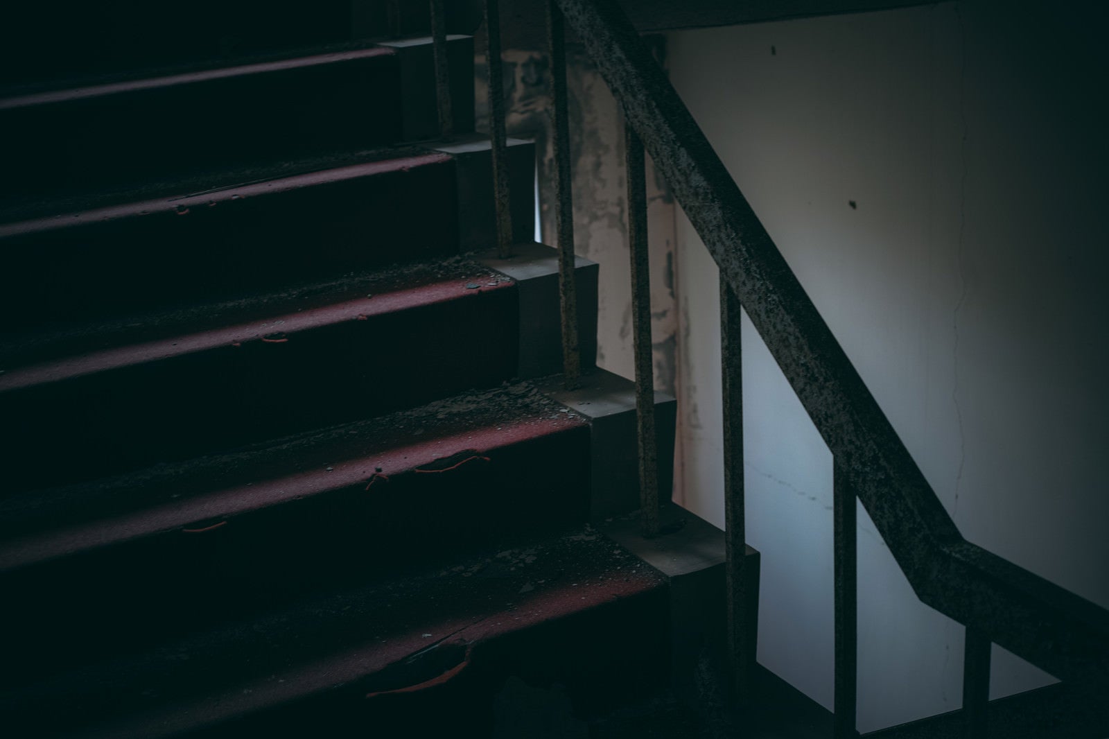 「赤く暗い階段」の写真