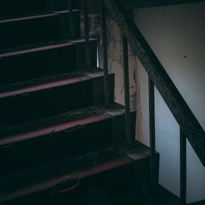 赤く暗い階段の写真