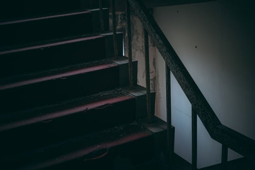 赤く暗い階段の写真