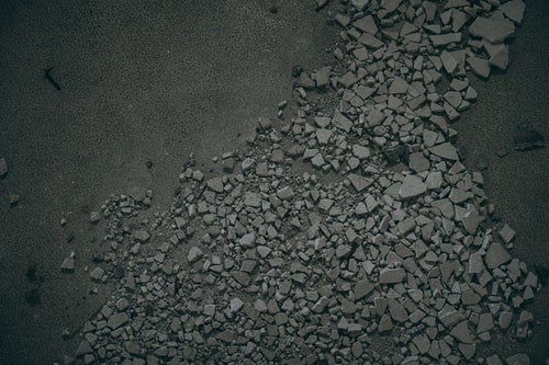 落盤したコンクリートの破片が散らばるの写真