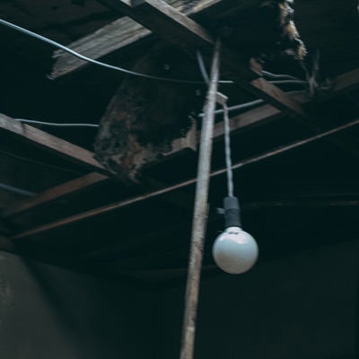 崩れゆく天井と電球の写真