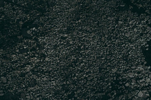 暗めな細かいアスファルトの写真