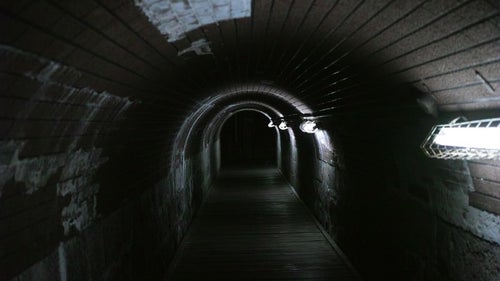 仄暗いトンネルの写真