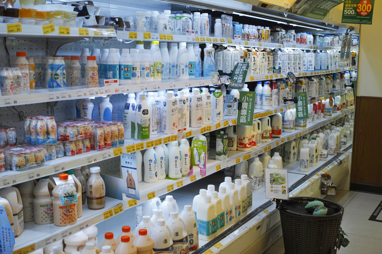 「台湾のコンビニ（乳飲料売場）」の写真