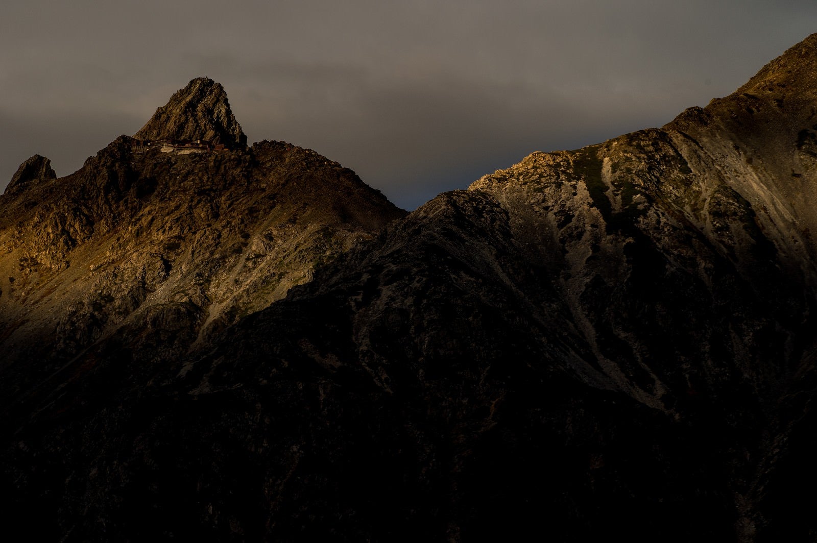 「日没間近の槍ヶ岳」の写真