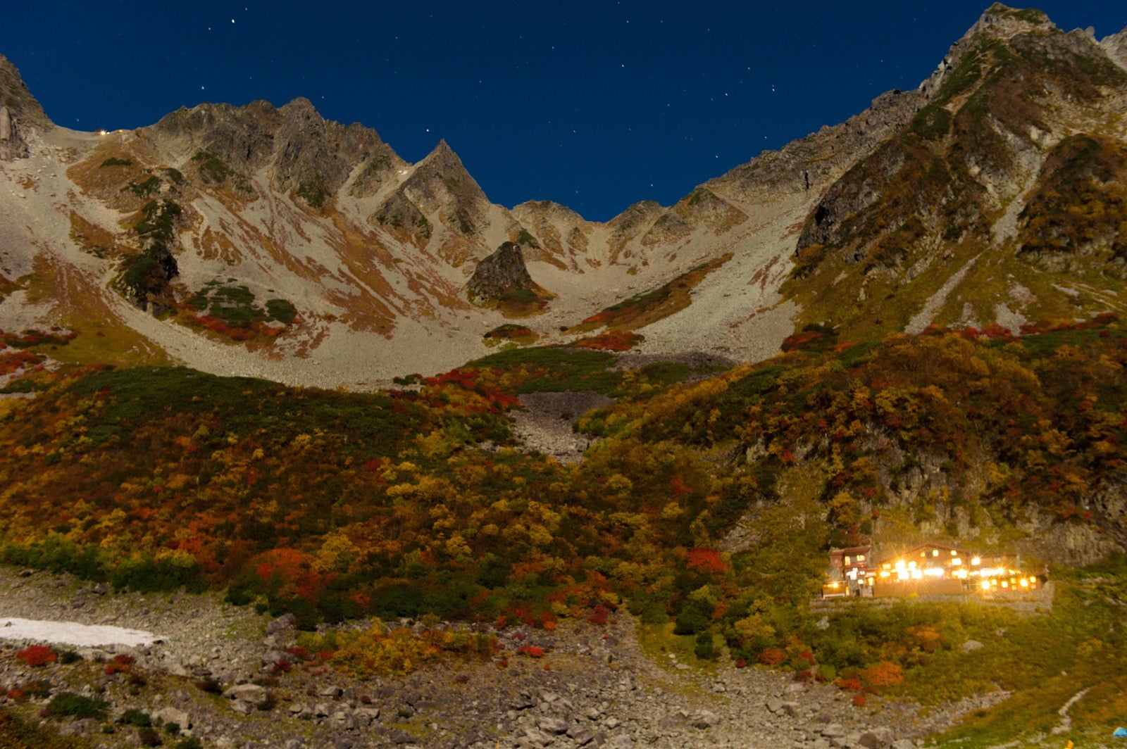 「星がまたたく紅葉シーズンの涸沢カールの夜」の写真