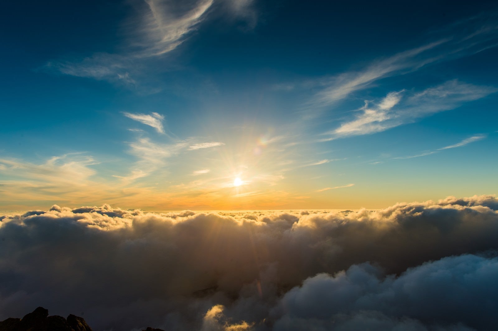「槍ヶ岳頂上から見渡す限りの雲海と深い青空」の写真