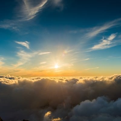 槍ヶ岳頂上から見渡す限りの雲海と深い青空の写真