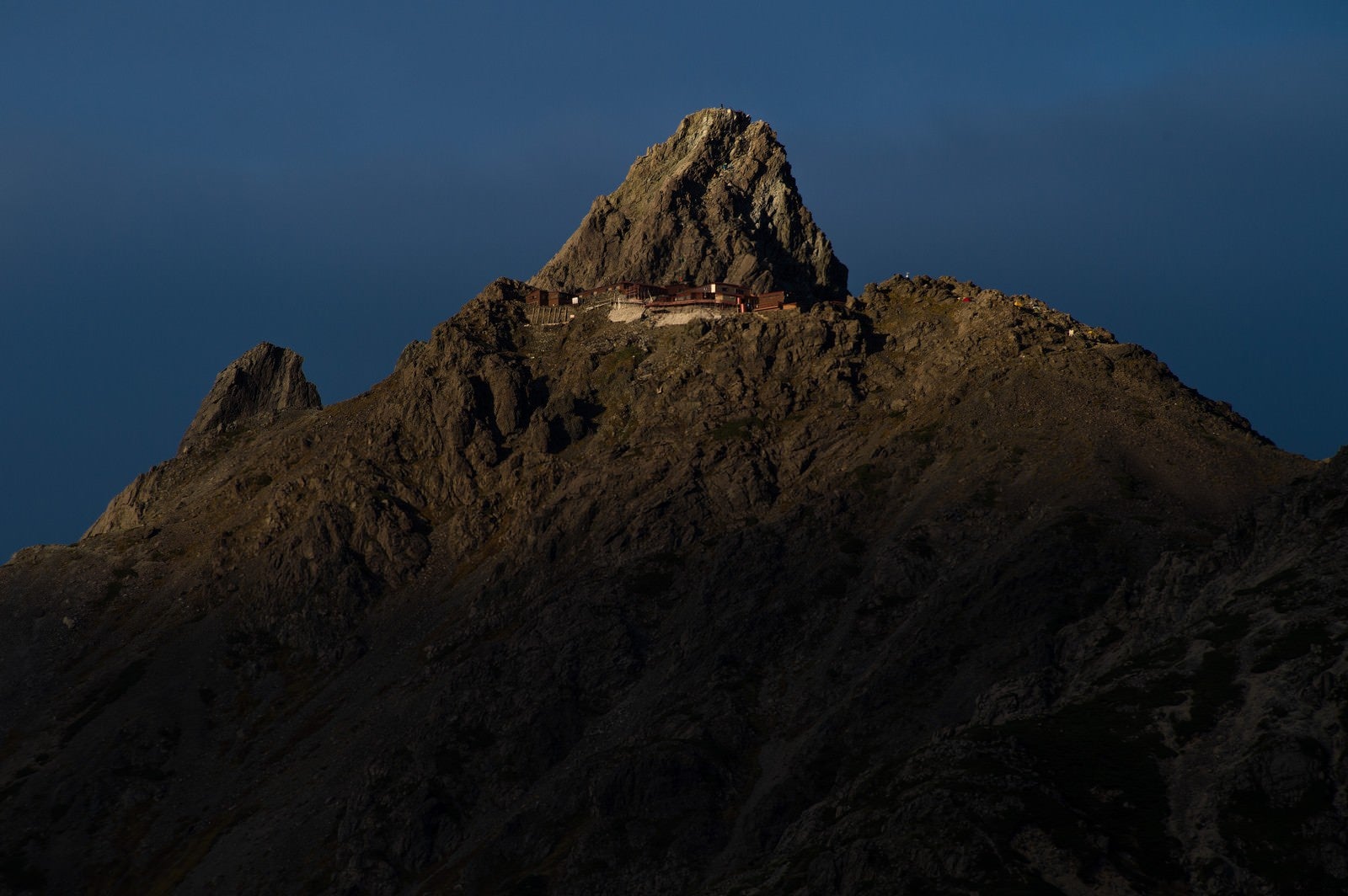 「標高3000mにある北アルプスの槍ヶ岳山荘」の写真