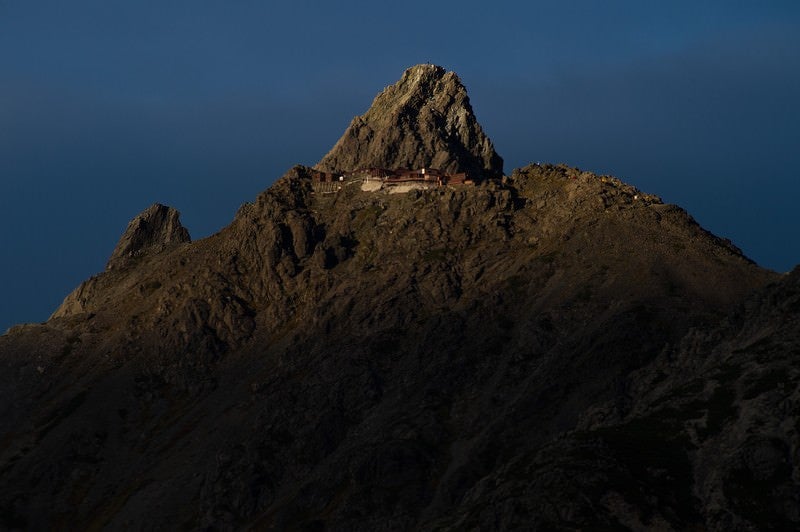 標高3000mにある北アルプスの槍ヶ岳山荘の写真