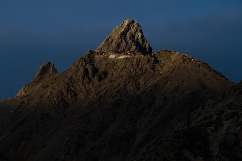 標高3000mにある北アルプスの槍ヶ岳山荘の写真