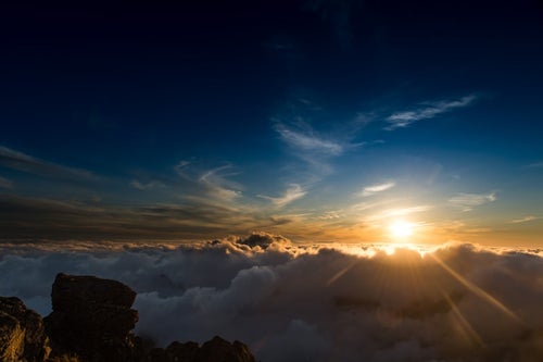 標高3000mを超える北アルプスの夕暮れと雲海の写真