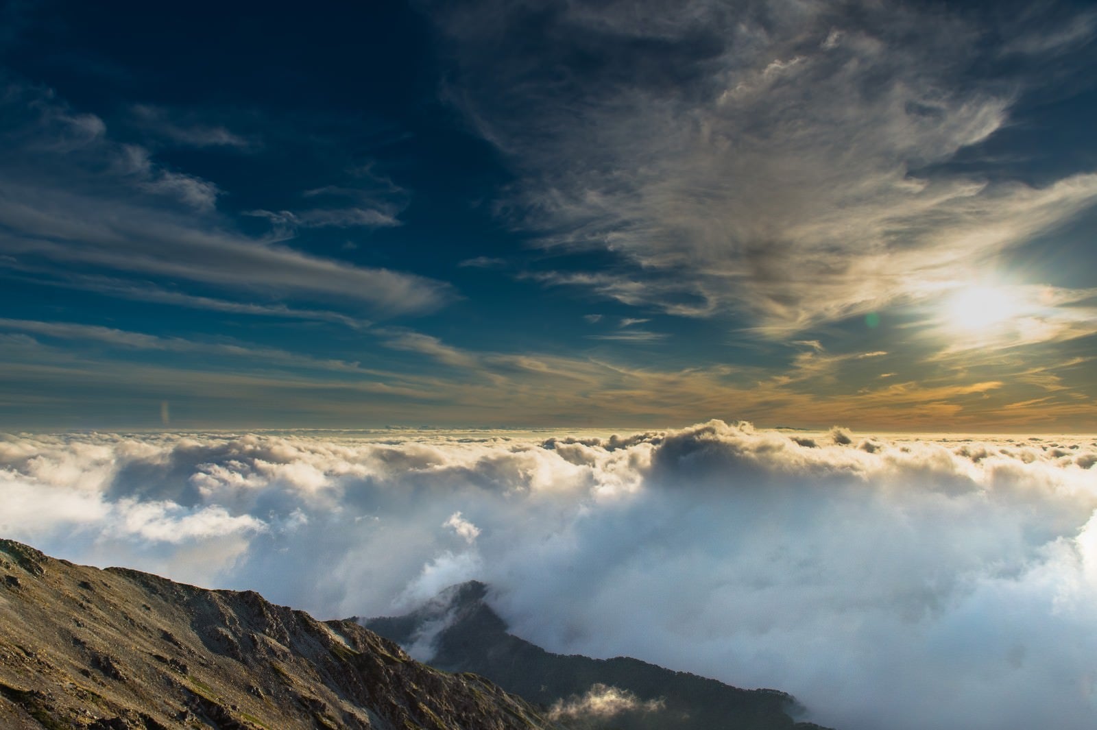 「美しい夕日と雲海に彩られた飛騨乗越」の写真