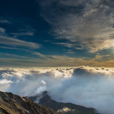 美しい夕日と雲海に彩られた飛騨乗越の写真