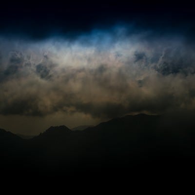 危険な雲行きの北アルプスの写真