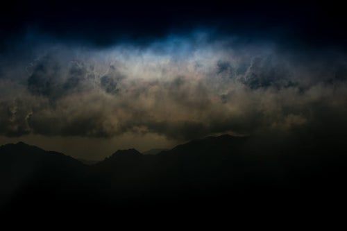危険な雲行きの北アルプスの写真