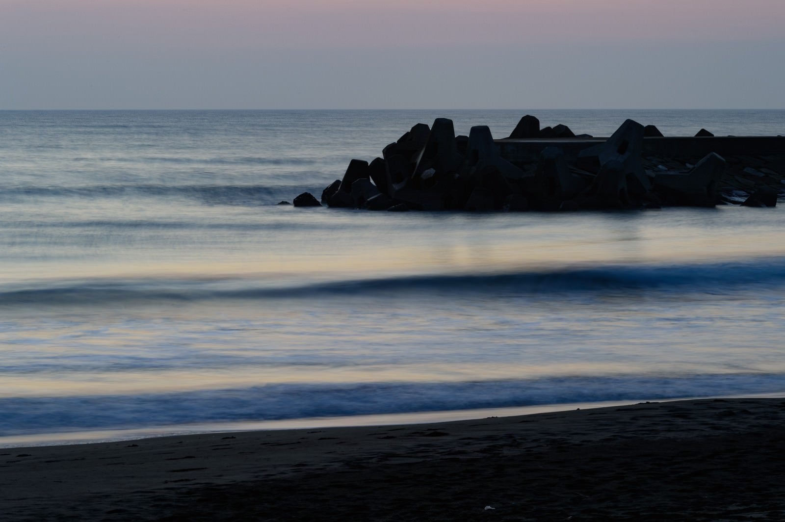 「静寂に包まれる一宮海岸と波消しブロック」の写真