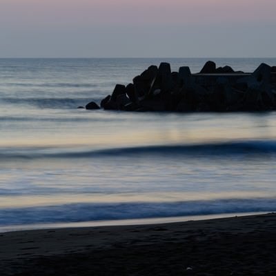 静寂に包まれる一宮海岸と波消しブロックの写真